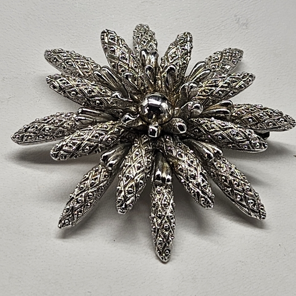 Vintage Monet Signed Silver Tone Brooch Pin Statement Large Flower or Sunburst ? - Picture 2 of 13